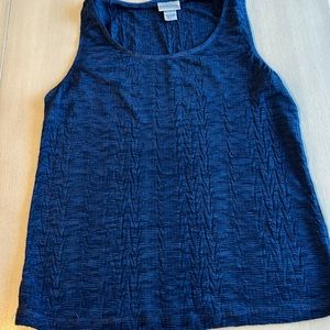 Like new navy blue textured Chico’s tank top - size 1 (8).